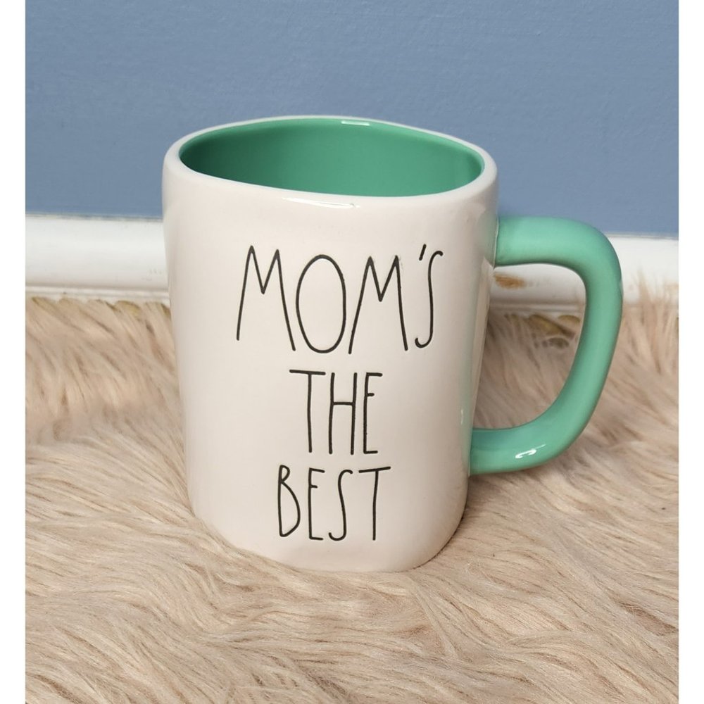 NWOT RAE DUNN "MOM'S THE BEST" COFFEE MUG